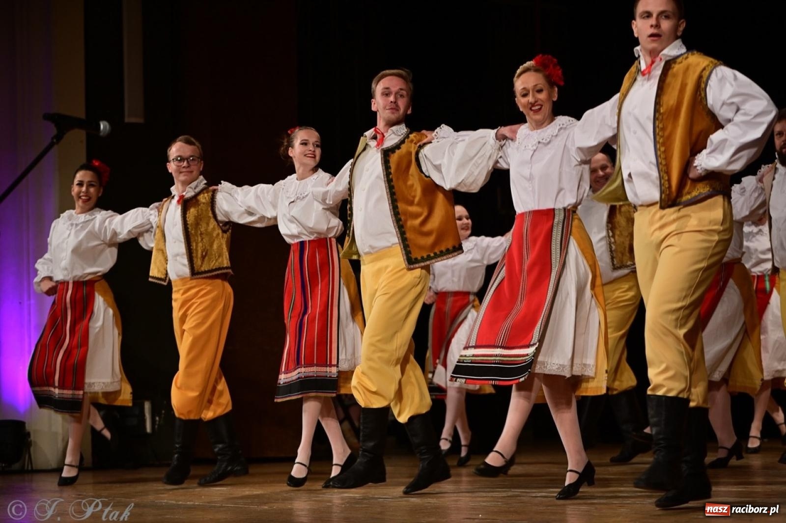 Zdjęcie w galerii na portalu naszraciborz.pl: Koncert charytatywny dla Judytki: taniec, folklor i świąteczne smaki zgromadziły tłumy wiadomości z regionu
