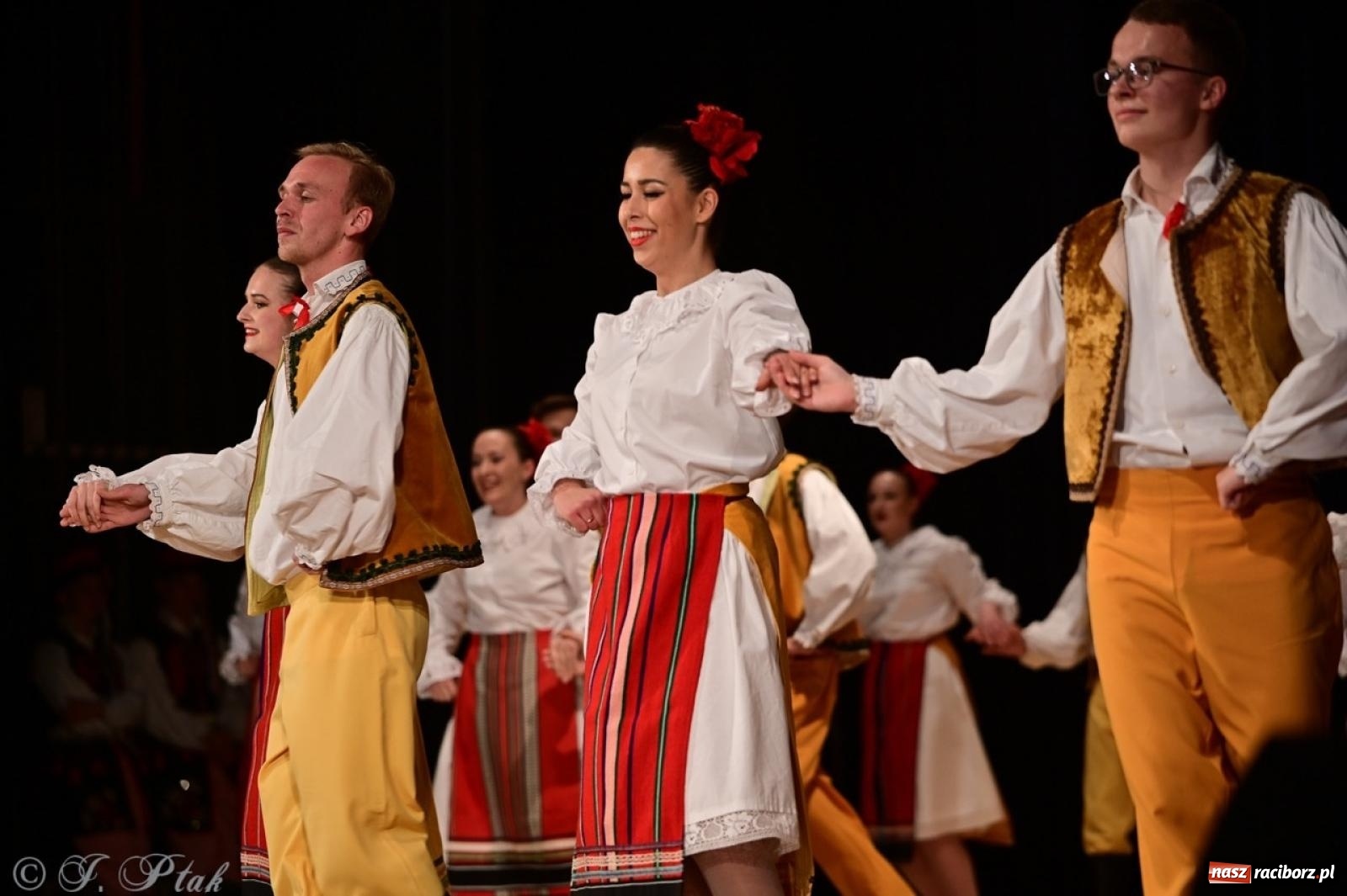 Zdjęcie w galerii na portalu naszraciborz.pl: Koncert charytatywny dla Judytki: taniec, folklor i świąteczne smaki zgromadziły tłumy wiadomości z regionu