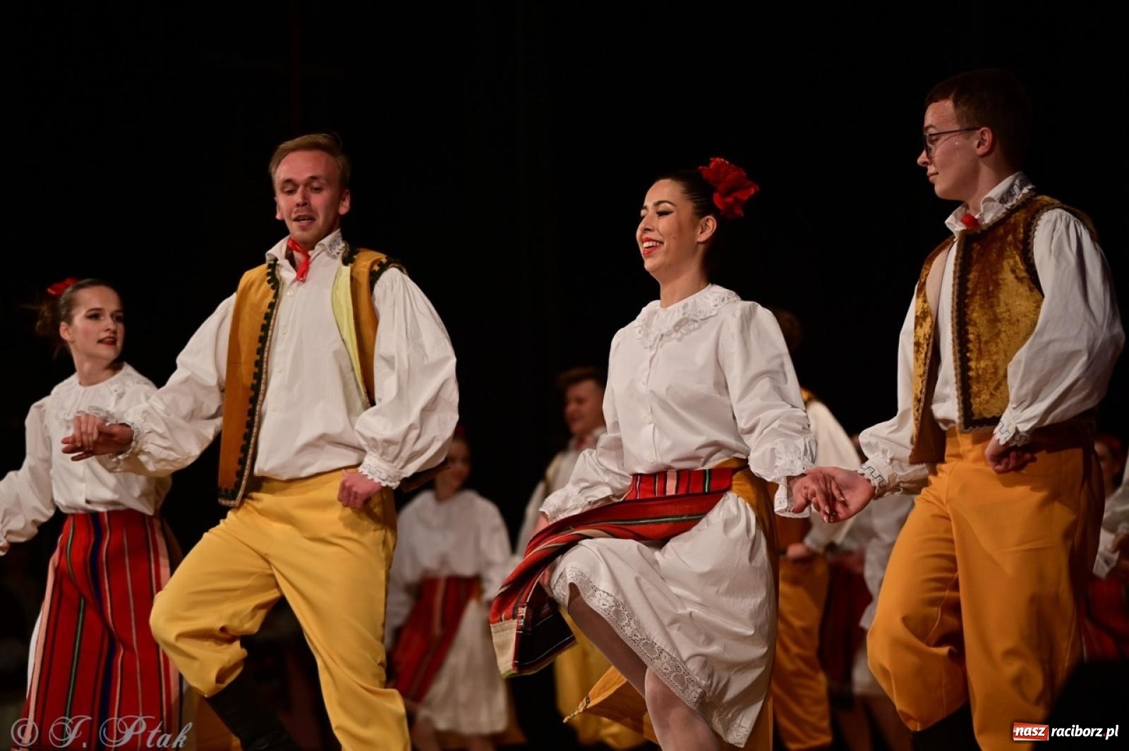 Zdjęcie w galerii na portalu naszraciborz.pl: Koncert charytatywny dla Judytki: taniec, folklor i świąteczne smaki zgromadziły tłumy wiadomości z regionu