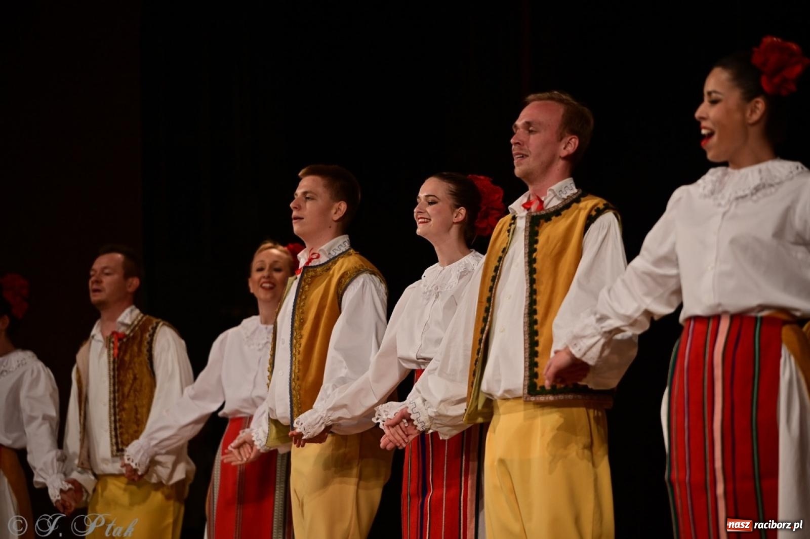 Zdjęcie w galerii na portalu naszraciborz.pl: Koncert charytatywny dla Judytki: taniec, folklor i świąteczne smaki zgromadziły tłumy wiadomości z regionu