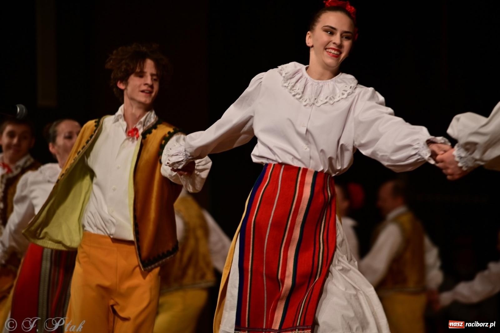 Zdjęcie w galerii na portalu naszraciborz.pl: Koncert charytatywny dla Judytki: taniec, folklor i świąteczne smaki zgromadziły tłumy wiadomości z regionu