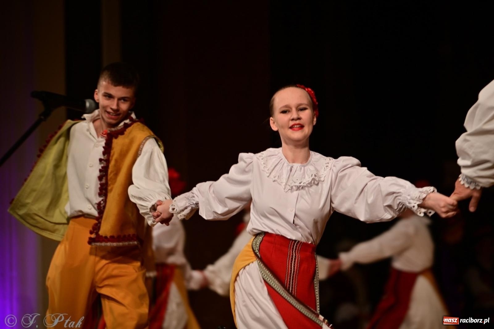 Zdjęcie w galerii na portalu naszraciborz.pl: Koncert charytatywny dla Judytki: taniec, folklor i świąteczne smaki zgromadziły tłumy wiadomości z regionu