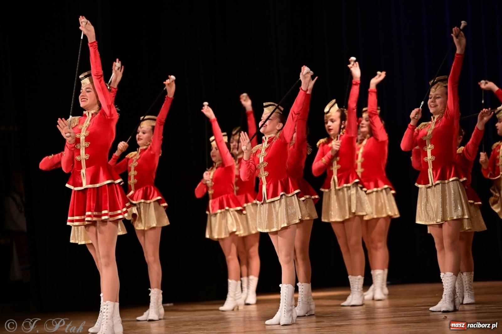Zdjęcie w galerii na portalu naszraciborz.pl: Koncert charytatywny dla Judytki: taniec, folklor i świąteczne smaki zgromadziły tłumy wiadomości z regionu