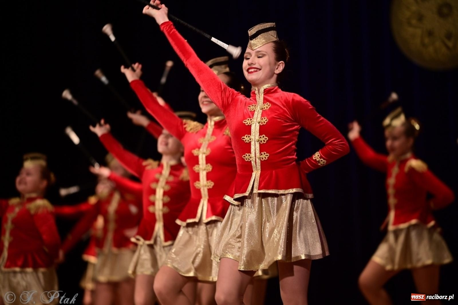 Zdjęcie w galerii na portalu naszraciborz.pl: Koncert charytatywny dla Judytki: taniec, folklor i świąteczne smaki zgromadziły tłumy wiadomości z regionu