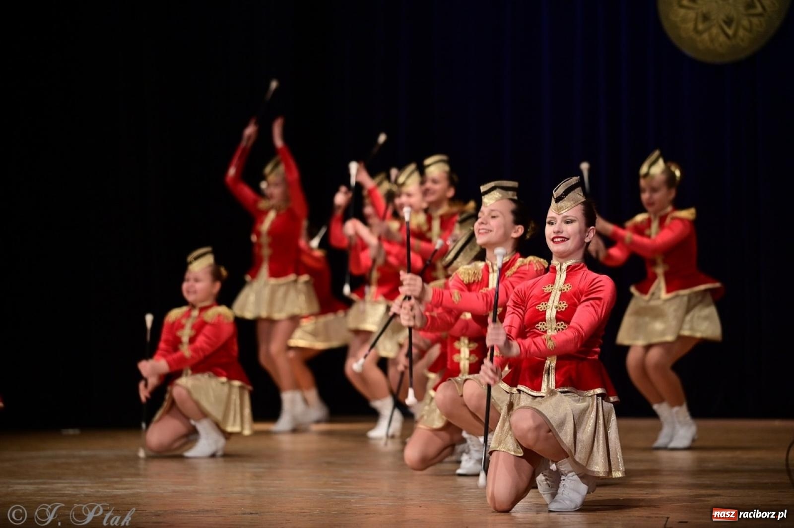Zdjęcie w galerii na portalu naszraciborz.pl: Koncert charytatywny dla Judytki: taniec, folklor i świąteczne smaki zgromadziły tłumy wiadomości z regionu