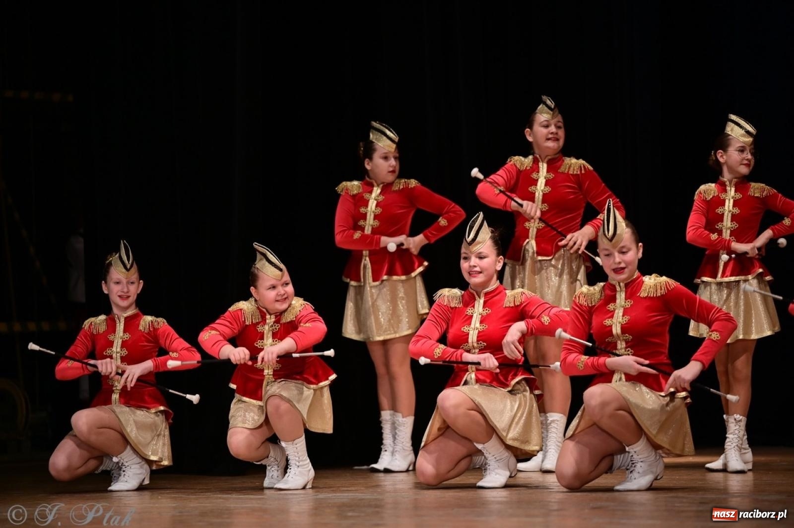 Zdjęcie w galerii na portalu naszraciborz.pl: Koncert charytatywny dla Judytki: taniec, folklor i świąteczne smaki zgromadziły tłumy wiadomości z regionu