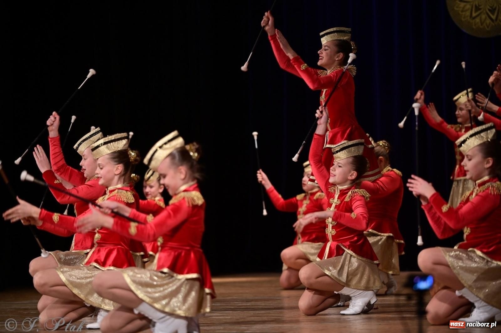 Zdjęcie w galerii na portalu naszraciborz.pl: Koncert charytatywny dla Judytki: taniec, folklor i świąteczne smaki zgromadziły tłumy wiadomości z regionu