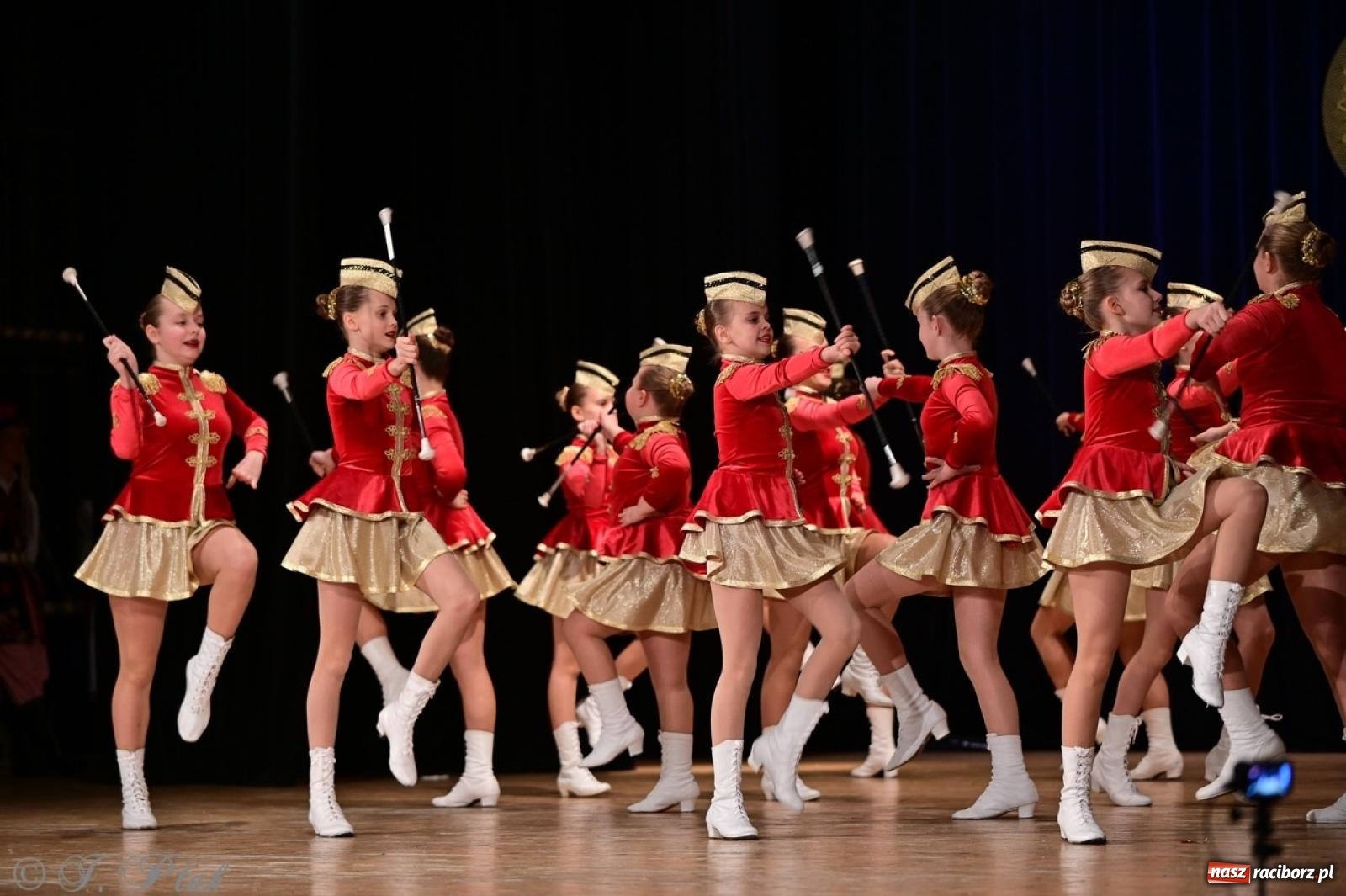 Zdjęcie w galerii na portalu naszraciborz.pl: Koncert charytatywny dla Judytki: taniec, folklor i świąteczne smaki zgromadziły tłumy wiadomości z regionu
