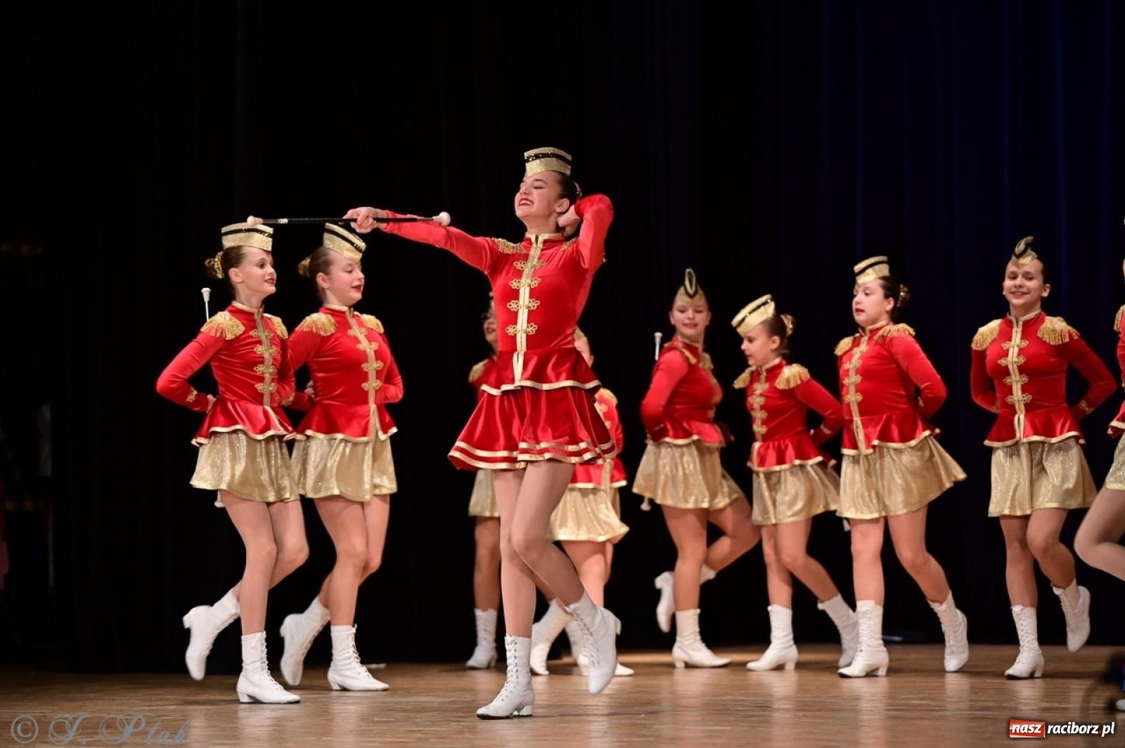 Zdjęcie w galerii na portalu naszraciborz.pl: Koncert charytatywny dla Judytki: taniec, folklor i świąteczne smaki zgromadziły tłumy wiadomości z regionu