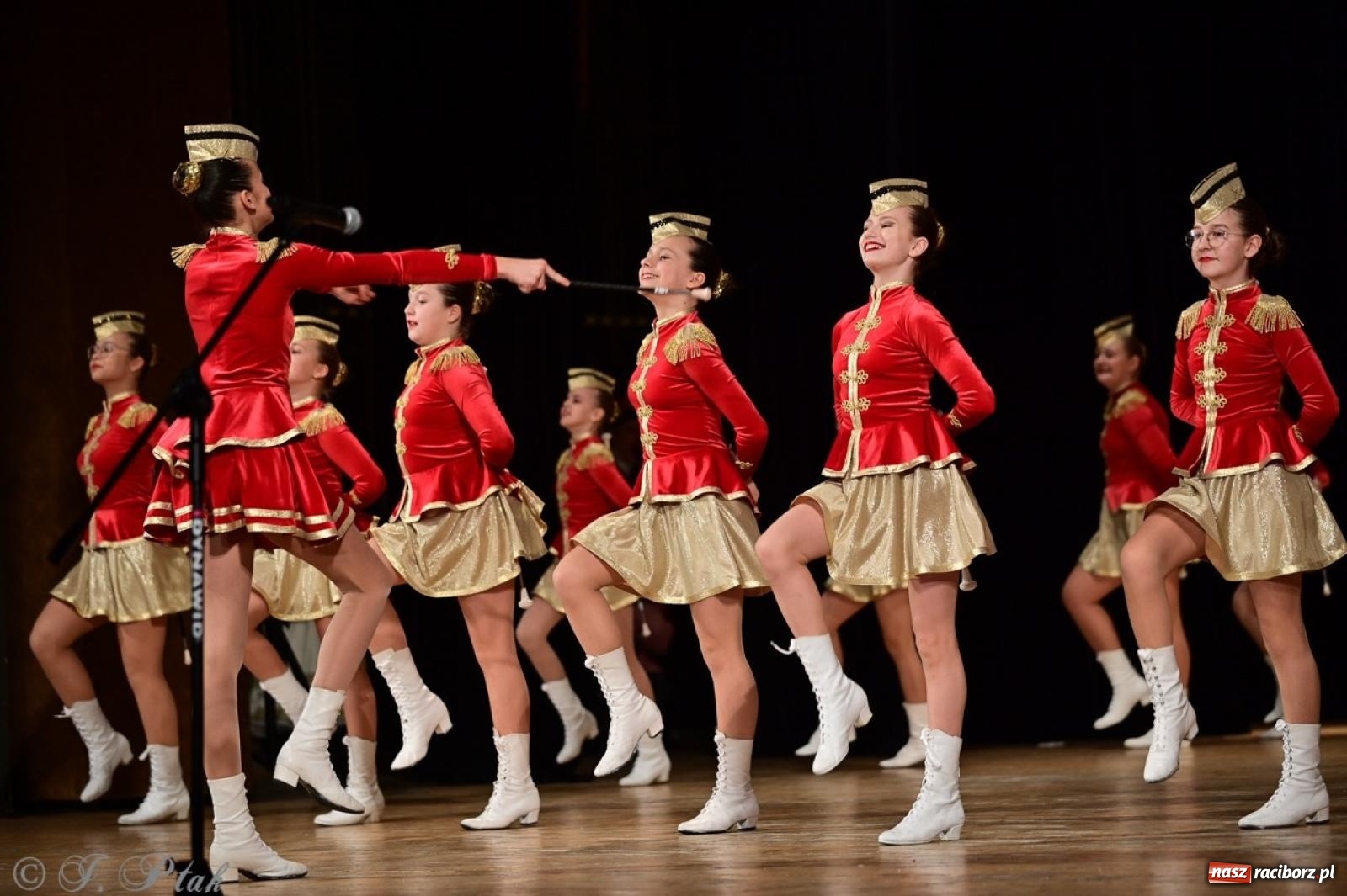Zdjęcie w galerii na portalu naszraciborz.pl: Koncert charytatywny dla Judytki: taniec, folklor i świąteczne smaki zgromadziły tłumy wiadomości z regionu