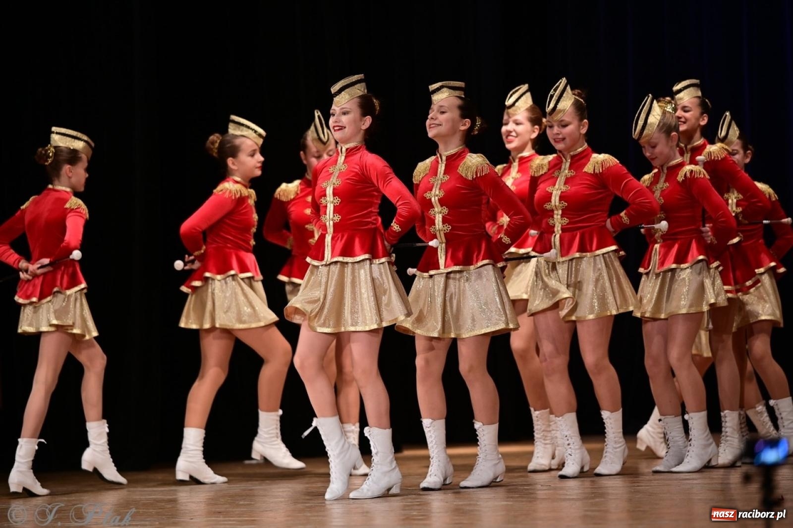Zdjęcie w galerii na portalu naszraciborz.pl: Koncert charytatywny dla Judytki: taniec, folklor i świąteczne smaki zgromadziły tłumy wiadomości z regionu