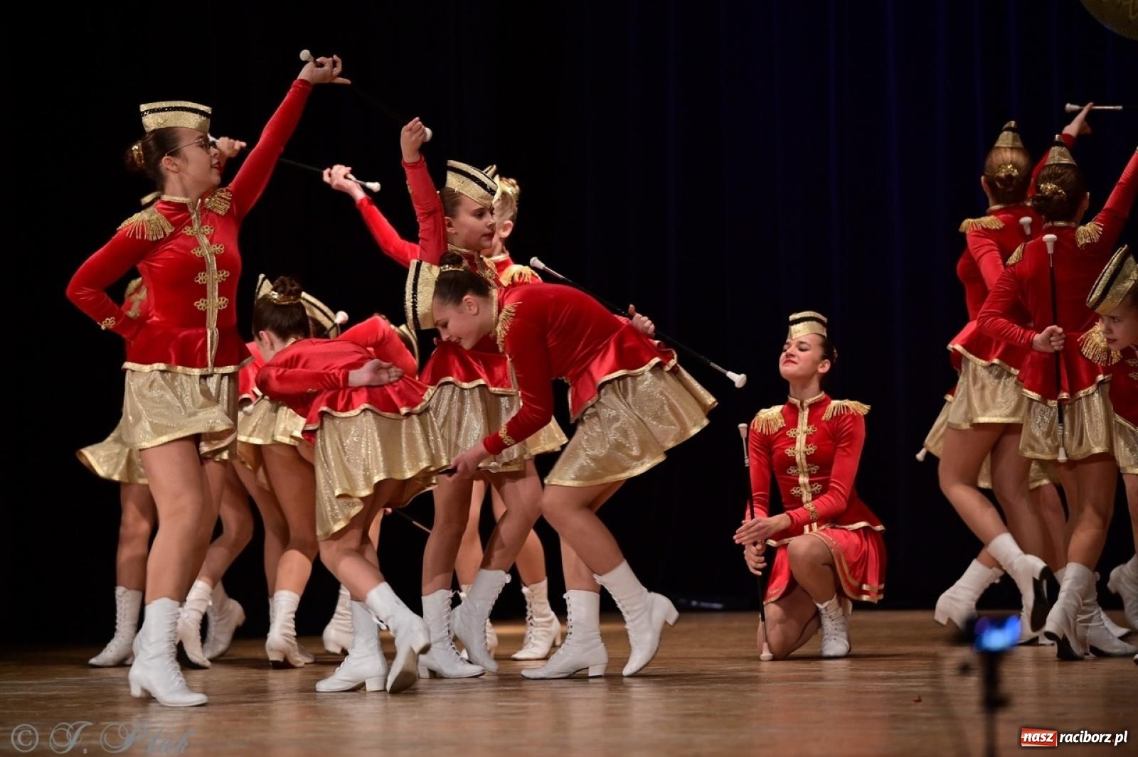 Zdjęcie w galerii na portalu naszraciborz.pl: Koncert charytatywny dla Judytki: taniec, folklor i świąteczne smaki zgromadziły tłumy wiadomości z regionu