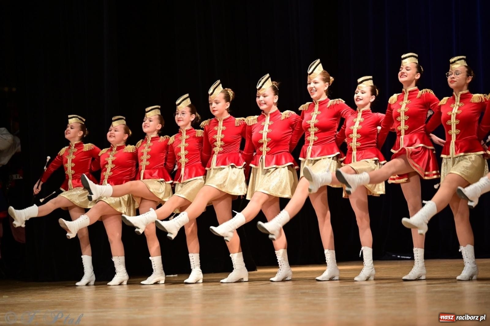 Zdjęcie w galerii na portalu naszraciborz.pl: Koncert charytatywny dla Judytki: taniec, folklor i świąteczne smaki zgromadziły tłumy wiadomości z regionu