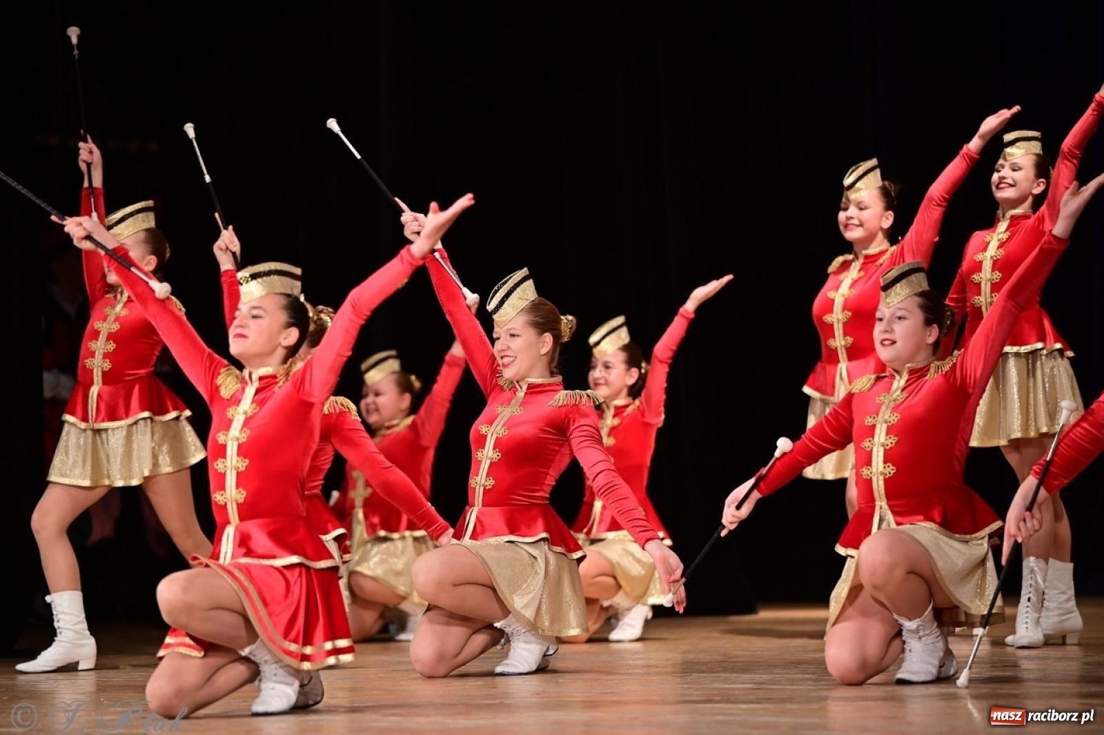 Zdjęcie w galerii na portalu naszraciborz.pl: Koncert charytatywny dla Judytki: taniec, folklor i świąteczne smaki zgromadziły tłumy wiadomości z regionu