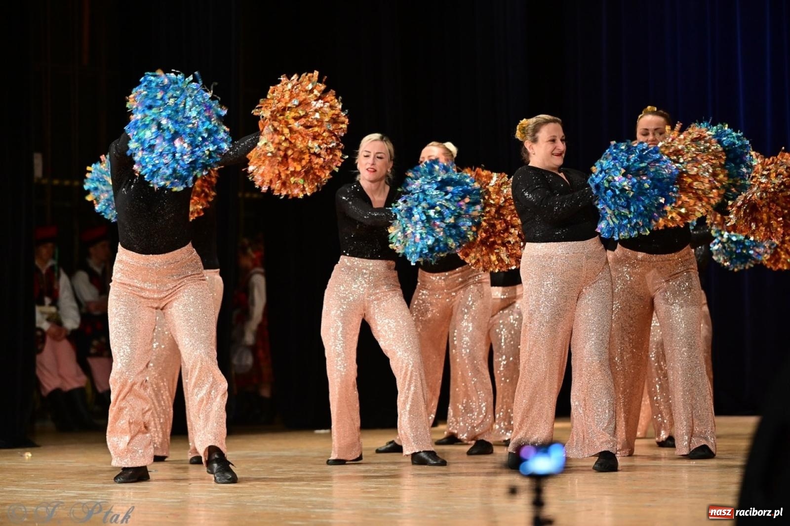 Zdjęcie w galerii na portalu naszraciborz.pl: Koncert charytatywny dla Judytki: taniec, folklor i świąteczne smaki zgromadziły tłumy wiadomości z regionu