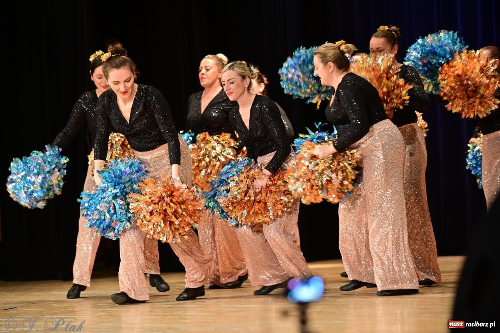 Zdjęcie w galerii na portalu naszraciborz.pl: Koncert charytatywny dla Judytki: taniec, folklor i świąteczne smaki zgromadziły tłumy wiadomości z regionu