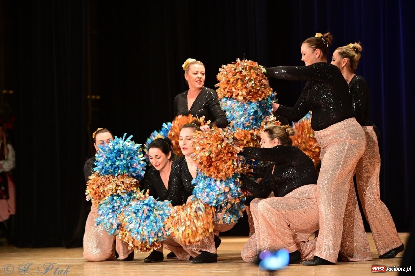 Zdjęcie w galerii na portalu naszraciborz.pl: Koncert charytatywny dla Judytki: taniec, folklor i świąteczne smaki zgromadziły tłumy wiadomości z regionu