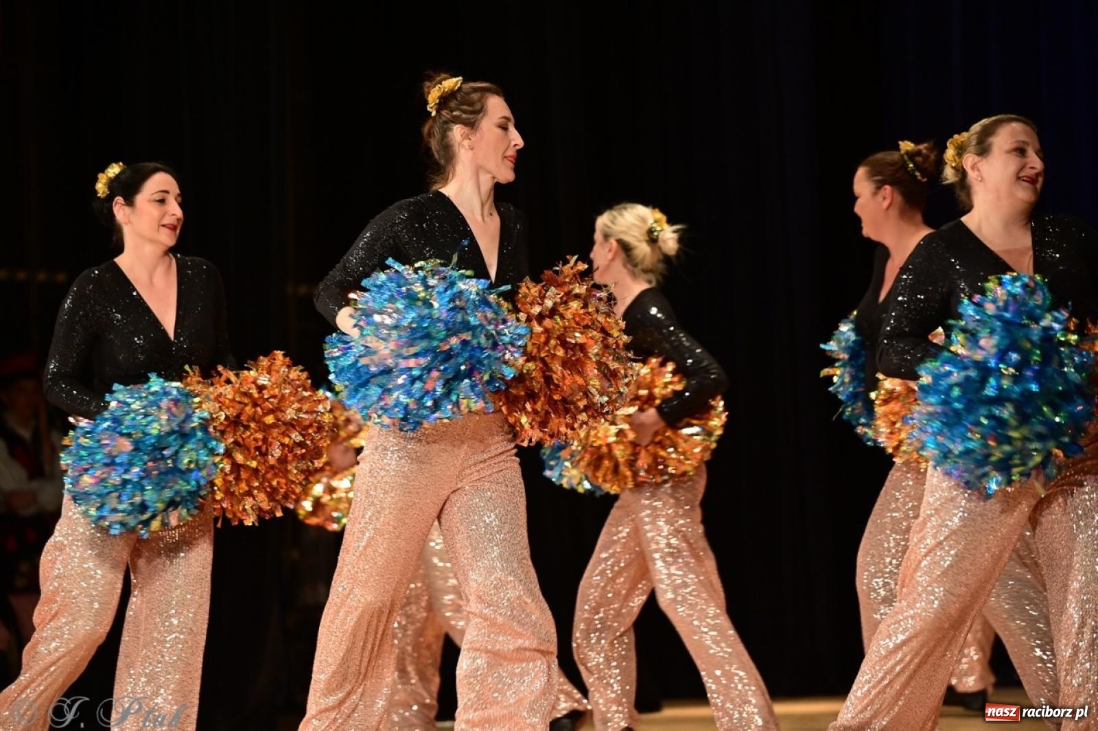 Zdjęcie w galerii na portalu naszraciborz.pl: Koncert charytatywny dla Judytki: taniec, folklor i świąteczne smaki zgromadziły tłumy wiadomości z regionu