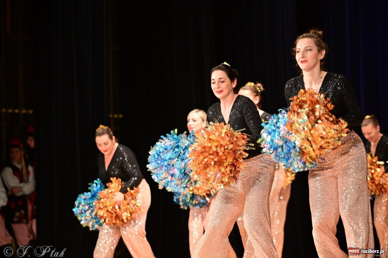 Zdjęcie w galerii na portalu naszraciborz.pl: Koncert charytatywny dla Judytki: taniec, folklor i świąteczne smaki zgromadziły tłumy wiadomości z regionu