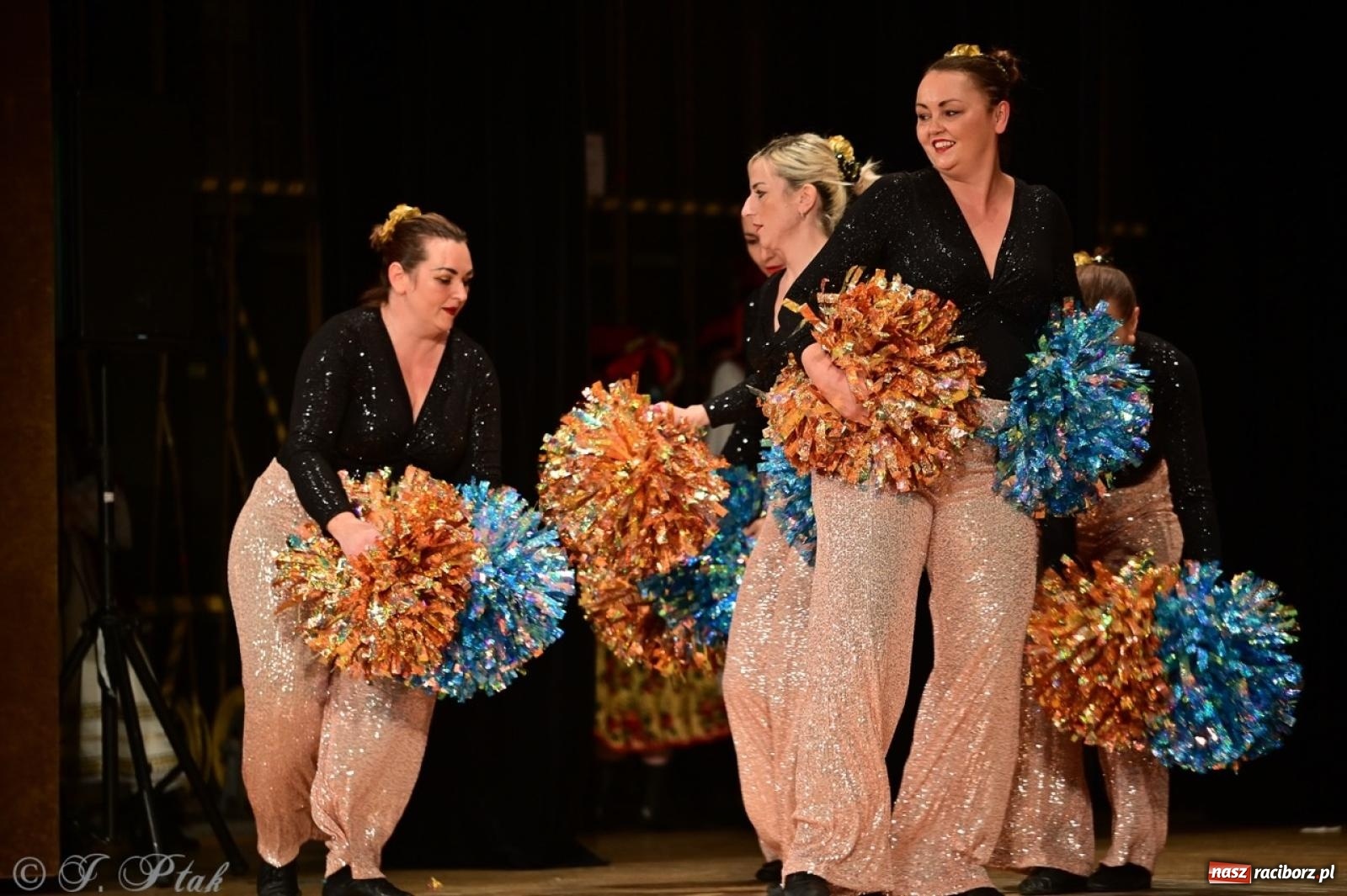 Zdjęcie w galerii na portalu naszraciborz.pl: Koncert charytatywny dla Judytki: taniec, folklor i świąteczne smaki zgromadziły tłumy wiadomości z regionu