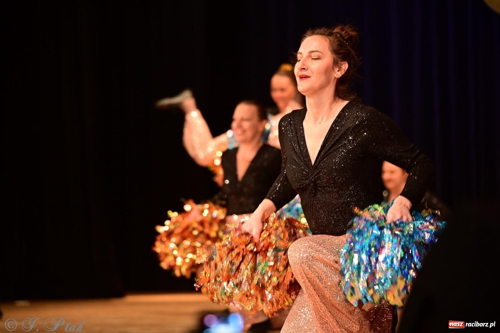 Zdjęcie w galerii na portalu naszraciborz.pl: Koncert charytatywny dla Judytki: taniec, folklor i świąteczne smaki zgromadziły tłumy wiadomości z regionu