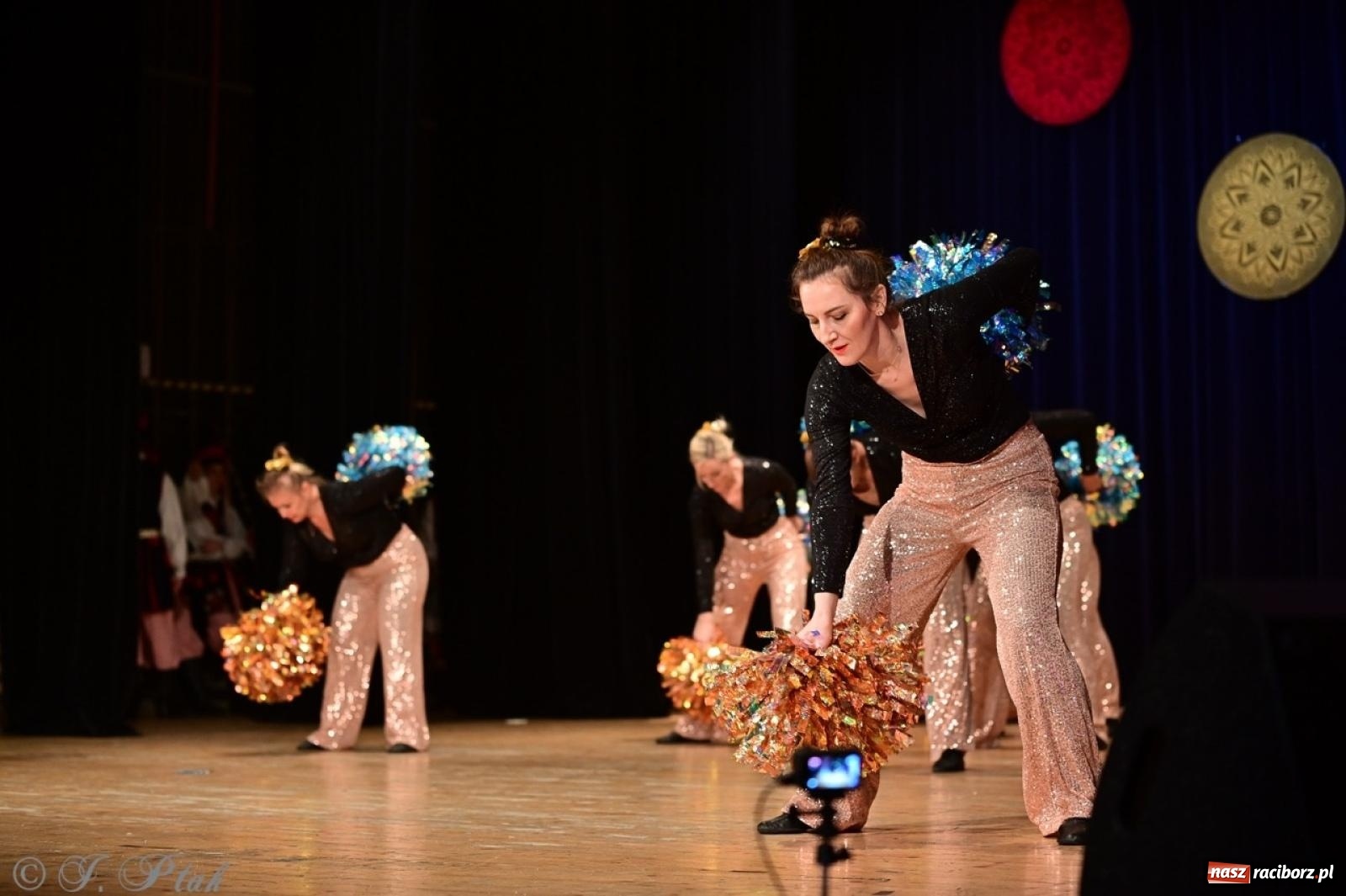 Zdjęcie w galerii na portalu naszraciborz.pl: Koncert charytatywny dla Judytki: taniec, folklor i świąteczne smaki zgromadziły tłumy wiadomości z regionu