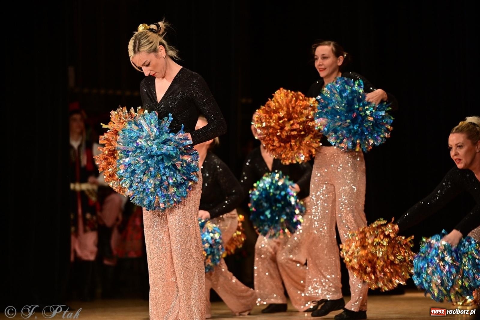 Zdjęcie w galerii na portalu naszraciborz.pl: Koncert charytatywny dla Judytki: taniec, folklor i świąteczne smaki zgromadziły tłumy wiadomości z regionu