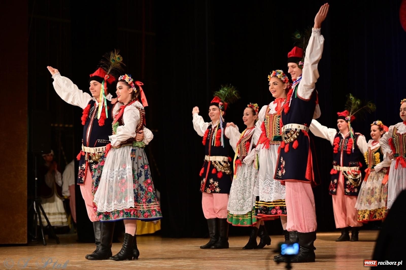 Zdjęcie w galerii na portalu naszraciborz.pl: Koncert charytatywny dla Judytki: taniec, folklor i świąteczne smaki zgromadziły tłumy wiadomości z regionu
