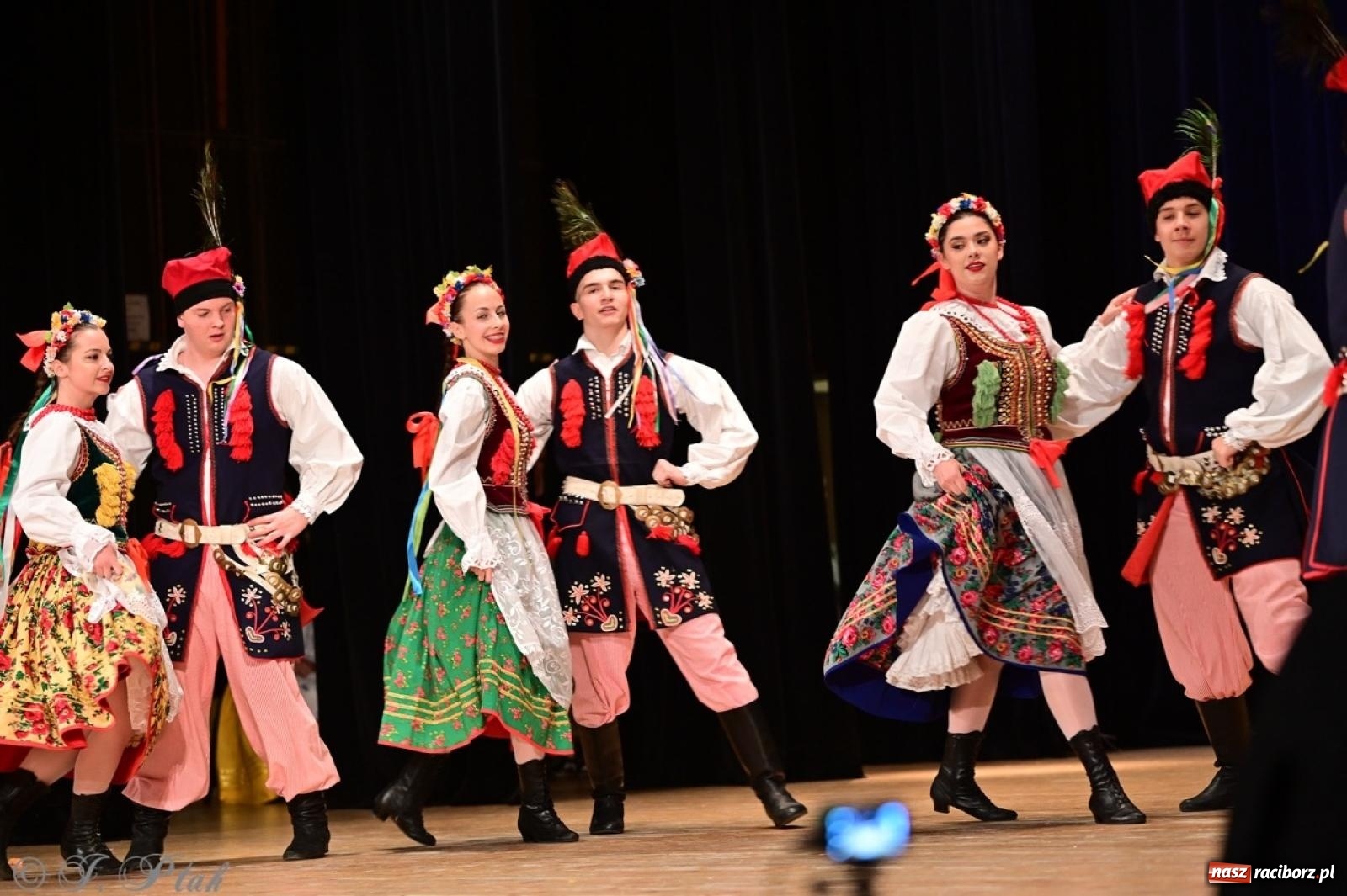 Zdjęcie w galerii na portalu naszraciborz.pl: Koncert charytatywny dla Judytki: taniec, folklor i świąteczne smaki zgromadziły tłumy wiadomości z regionu