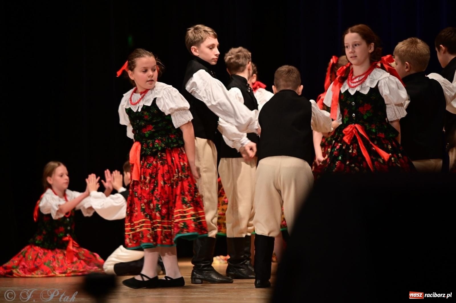 Zdjęcie w galerii na portalu naszraciborz.pl: Koncert charytatywny dla Judytki: taniec, folklor i świąteczne smaki zgromadziły tłumy wiadomości z regionu