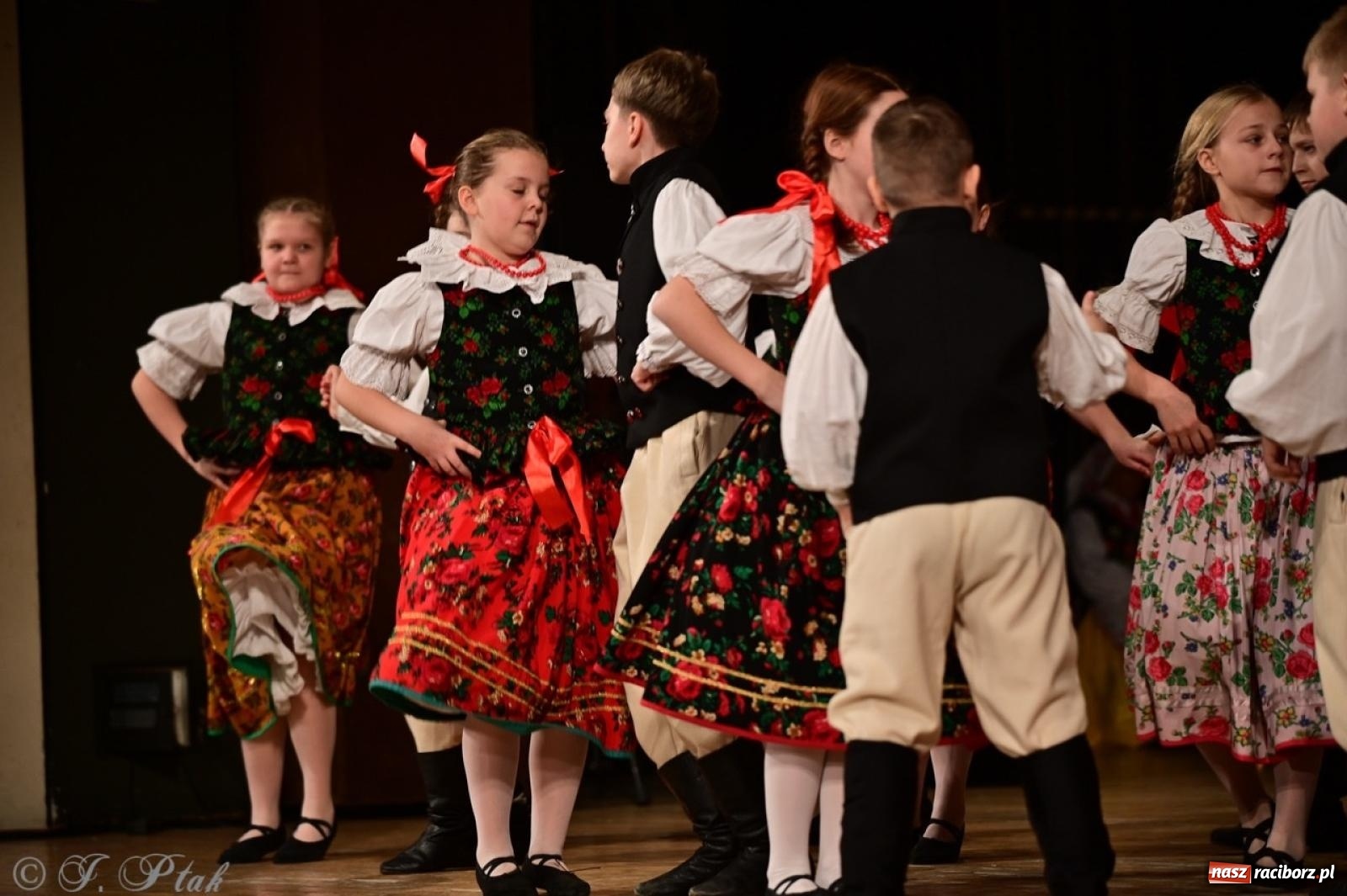 Zdjęcie w galerii na portalu naszraciborz.pl: Koncert charytatywny dla Judytki: taniec, folklor i świąteczne smaki zgromadziły tłumy wiadomości z regionu