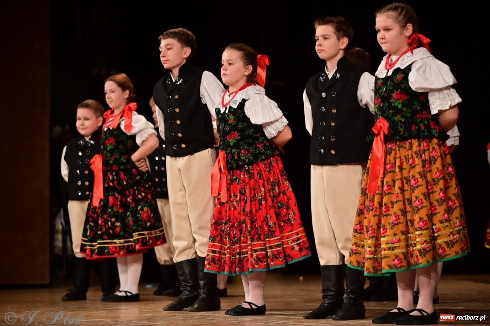 Zdjęcie w galerii na portalu naszraciborz.pl: Koncert charytatywny dla Judytki: taniec, folklor i świąteczne smaki zgromadziły tłumy wiadomości z regionu