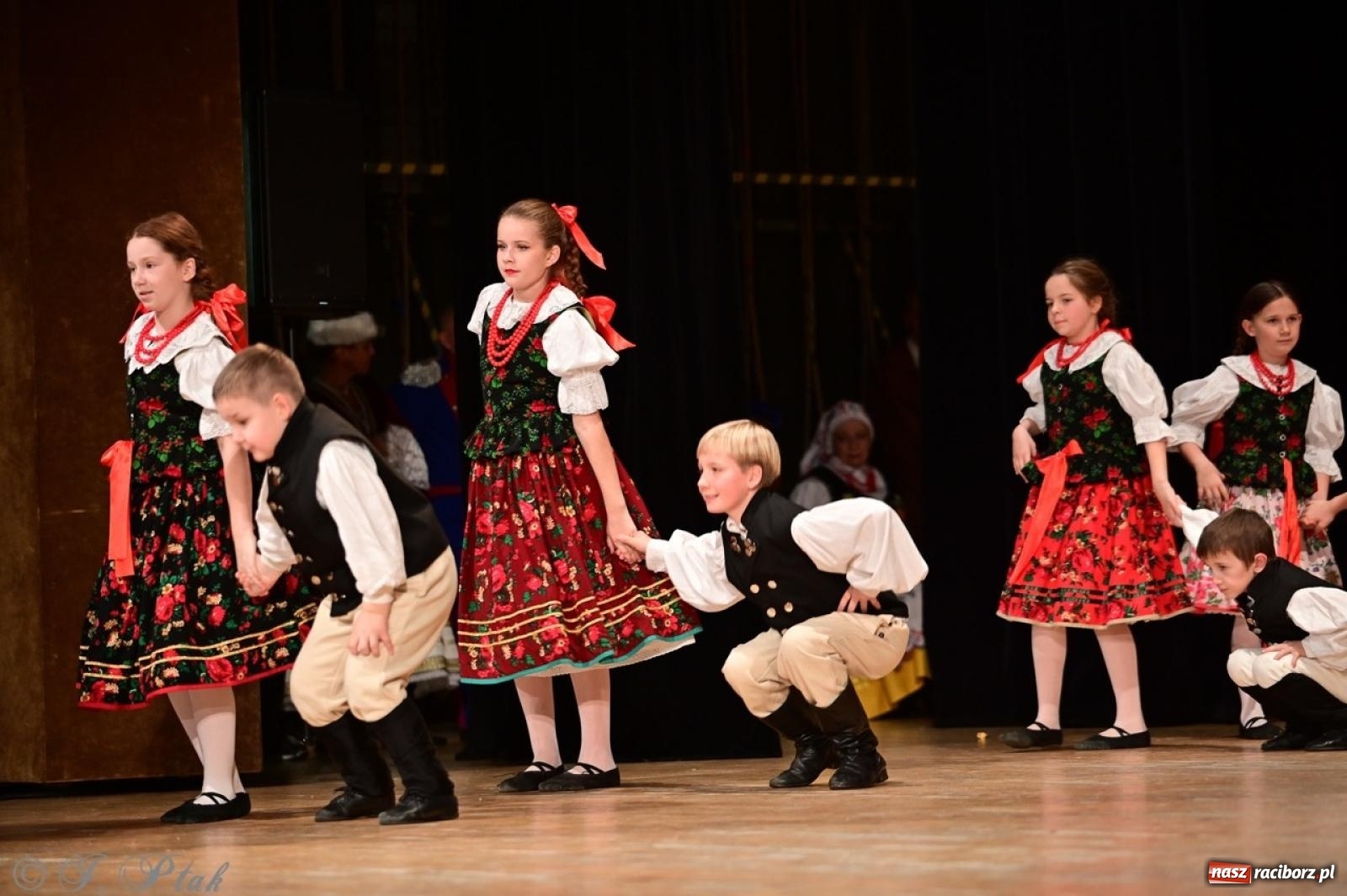 Zdjęcie w galerii na portalu naszraciborz.pl: Koncert charytatywny dla Judytki: taniec, folklor i świąteczne smaki zgromadziły tłumy wiadomości z regionu