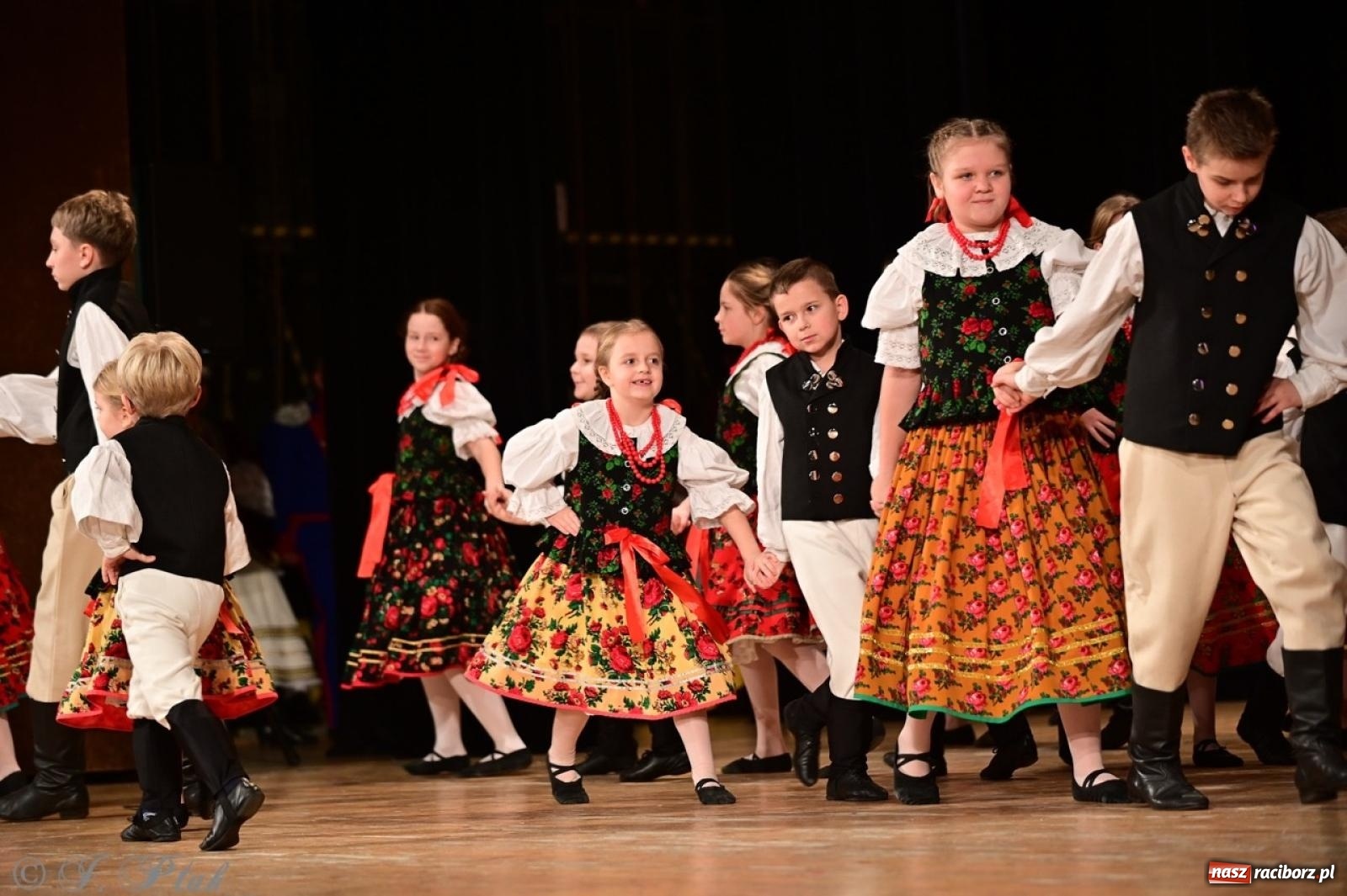 Zdjęcie w galerii na portalu naszraciborz.pl: Koncert charytatywny dla Judytki: taniec, folklor i świąteczne smaki zgromadziły tłumy wiadomości z regionu