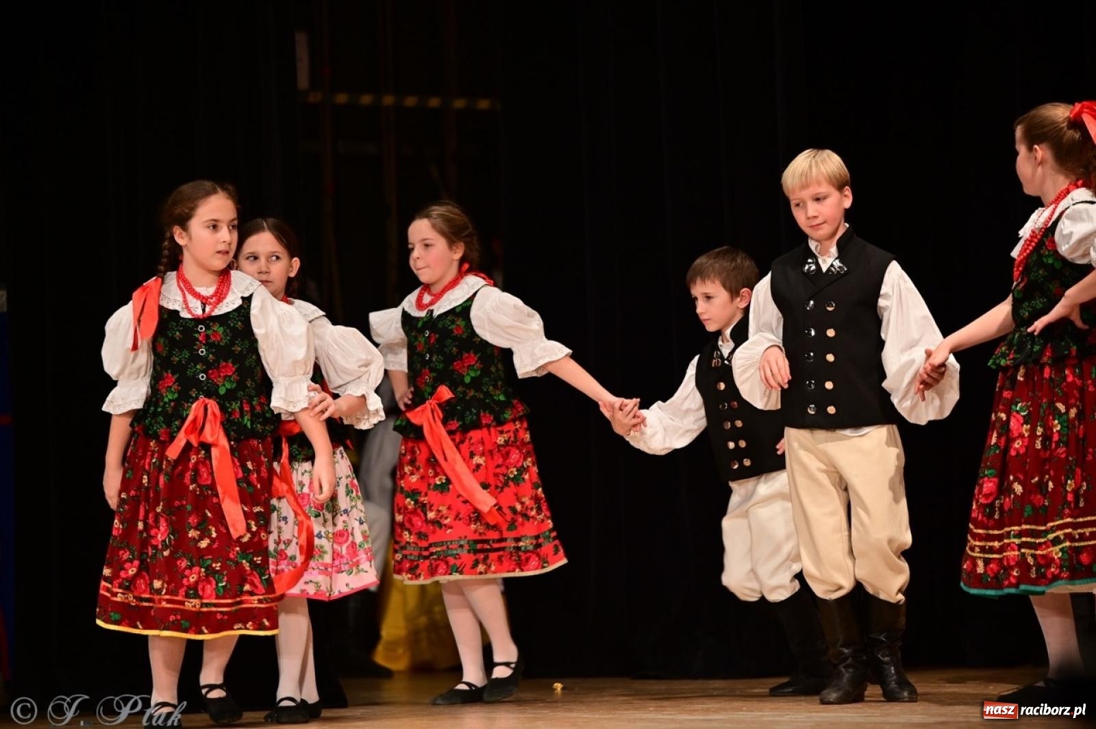 Zdjęcie w galerii na portalu naszraciborz.pl: Koncert charytatywny dla Judytki: taniec, folklor i świąteczne smaki zgromadziły tłumy wiadomości z regionu