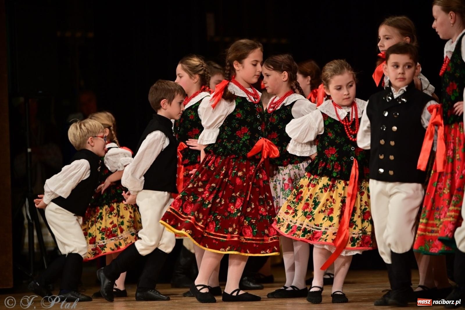 Zdjęcie w galerii na portalu naszraciborz.pl: Koncert charytatywny dla Judytki: taniec, folklor i świąteczne smaki zgromadziły tłumy wiadomości z regionu