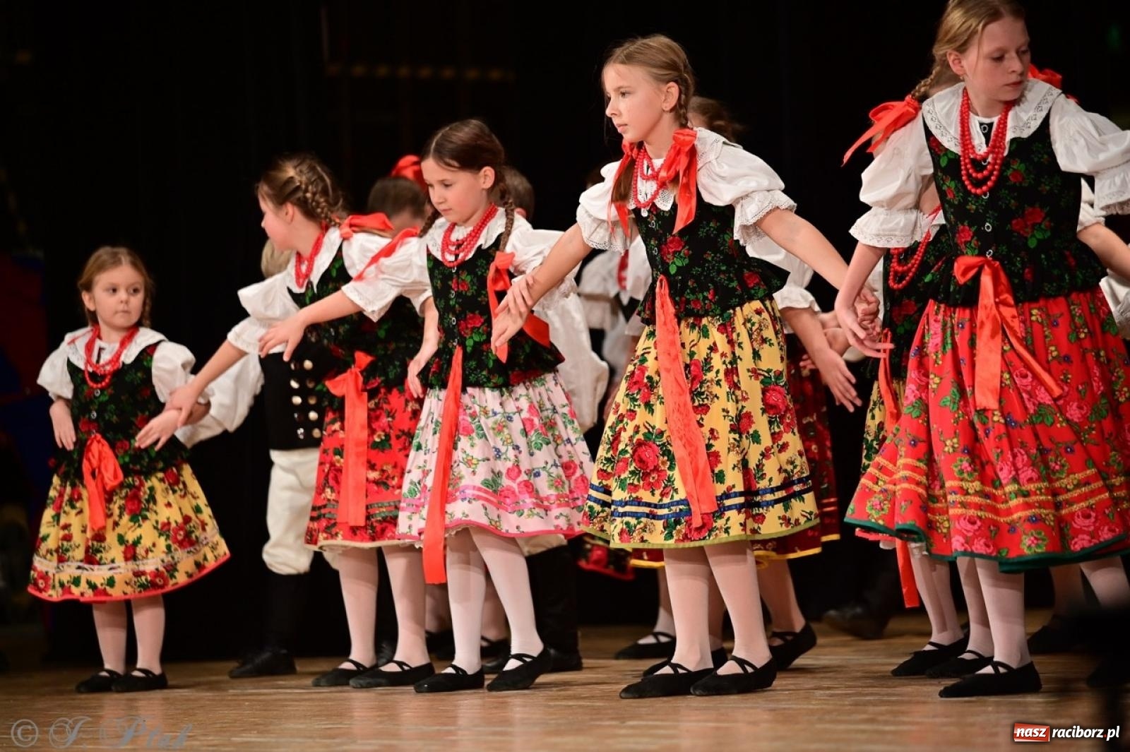 Zdjęcie w galerii na portalu naszraciborz.pl: Koncert charytatywny dla Judytki: taniec, folklor i świąteczne smaki zgromadziły tłumy wiadomości z regionu