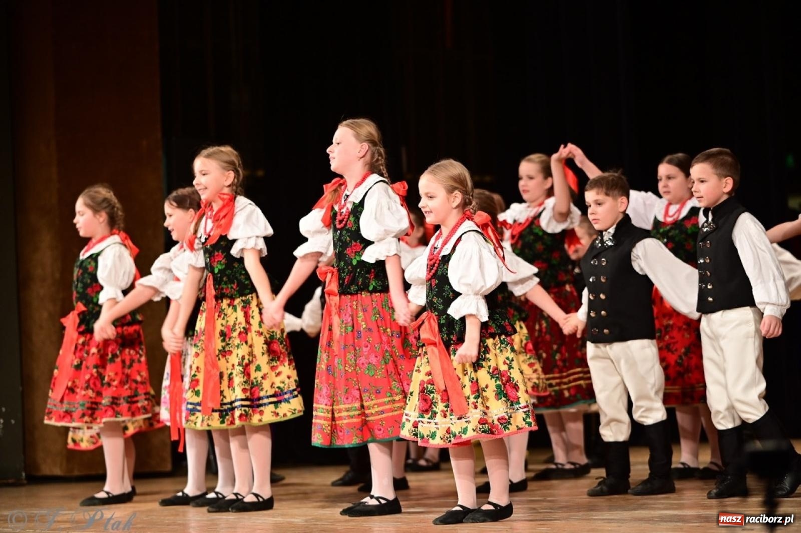 Zdjęcie w galerii na portalu naszraciborz.pl: Koncert charytatywny dla Judytki: taniec, folklor i świąteczne smaki zgromadziły tłumy wiadomości z regionu