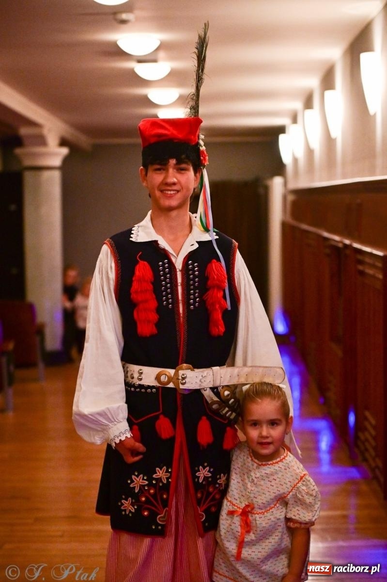 Zdjęcie w galerii na portalu naszraciborz.pl: Koncert charytatywny dla Judytki: taniec, folklor i świąteczne smaki zgromadziły tłumy wiadomości z regionu