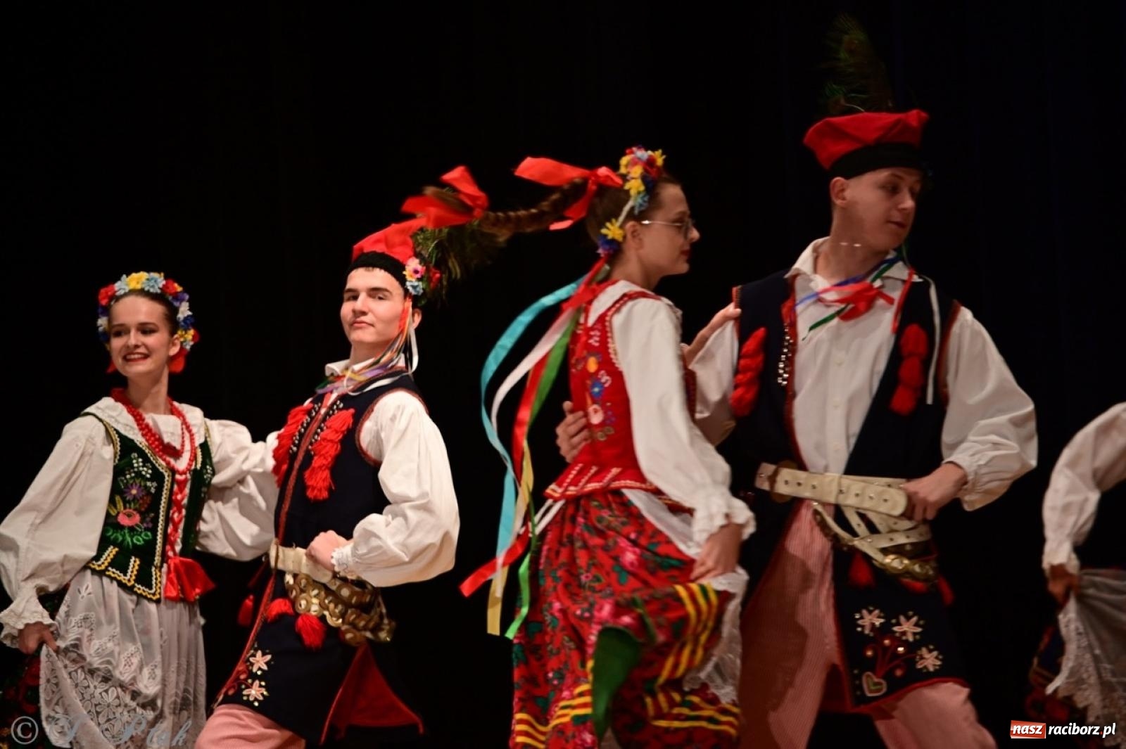 Zdjęcie w galerii na portalu naszraciborz.pl: Koncert charytatywny dla Judytki: taniec, folklor i świąteczne smaki zgromadziły tłumy wiadomości z regionu