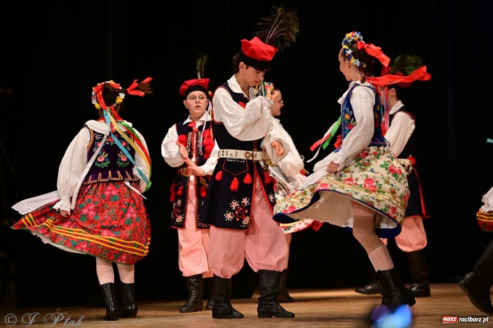 Zdjęcie w galerii na portalu naszraciborz.pl: Koncert charytatywny dla Judytki: taniec, folklor i świąteczne smaki zgromadziły tłumy wiadomości z regionu