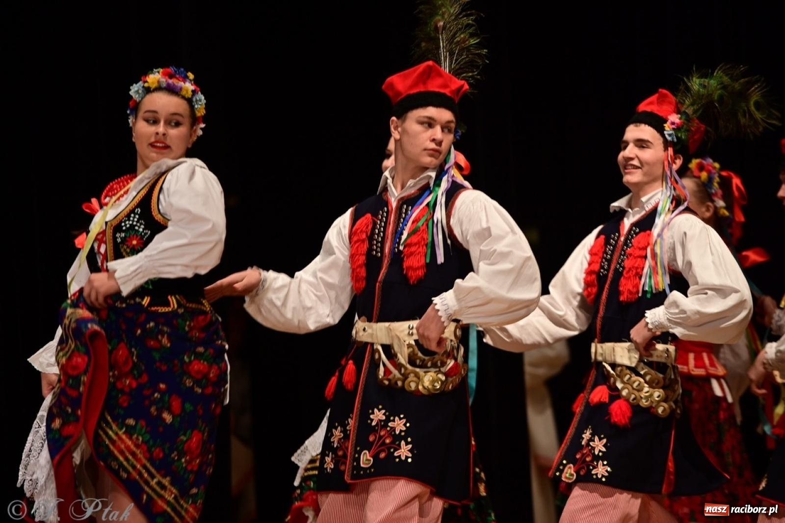 Zdjęcie w galerii na portalu naszraciborz.pl: Koncert charytatywny dla Judytki: taniec, folklor i świąteczne smaki zgromadziły tłumy wiadomości z regionu