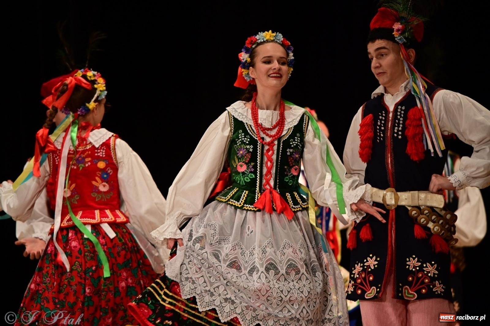 Zdjęcie w galerii na portalu naszraciborz.pl: Koncert charytatywny dla Judytki: taniec, folklor i świąteczne smaki zgromadziły tłumy wiadomości z regionu