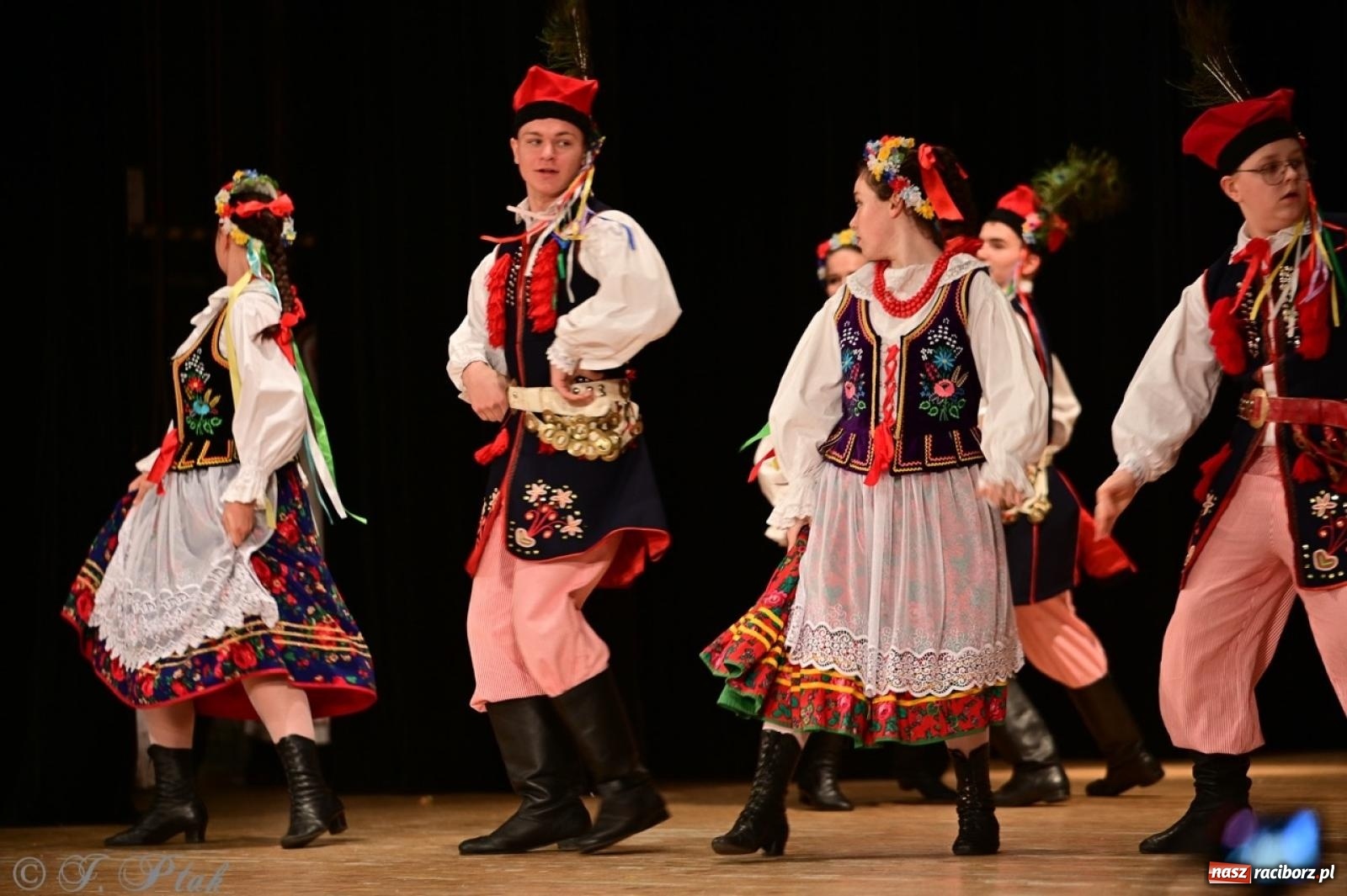 Zdjęcie w galerii na portalu naszraciborz.pl: Koncert charytatywny dla Judytki: taniec, folklor i świąteczne smaki zgromadziły tłumy wiadomości z regionu