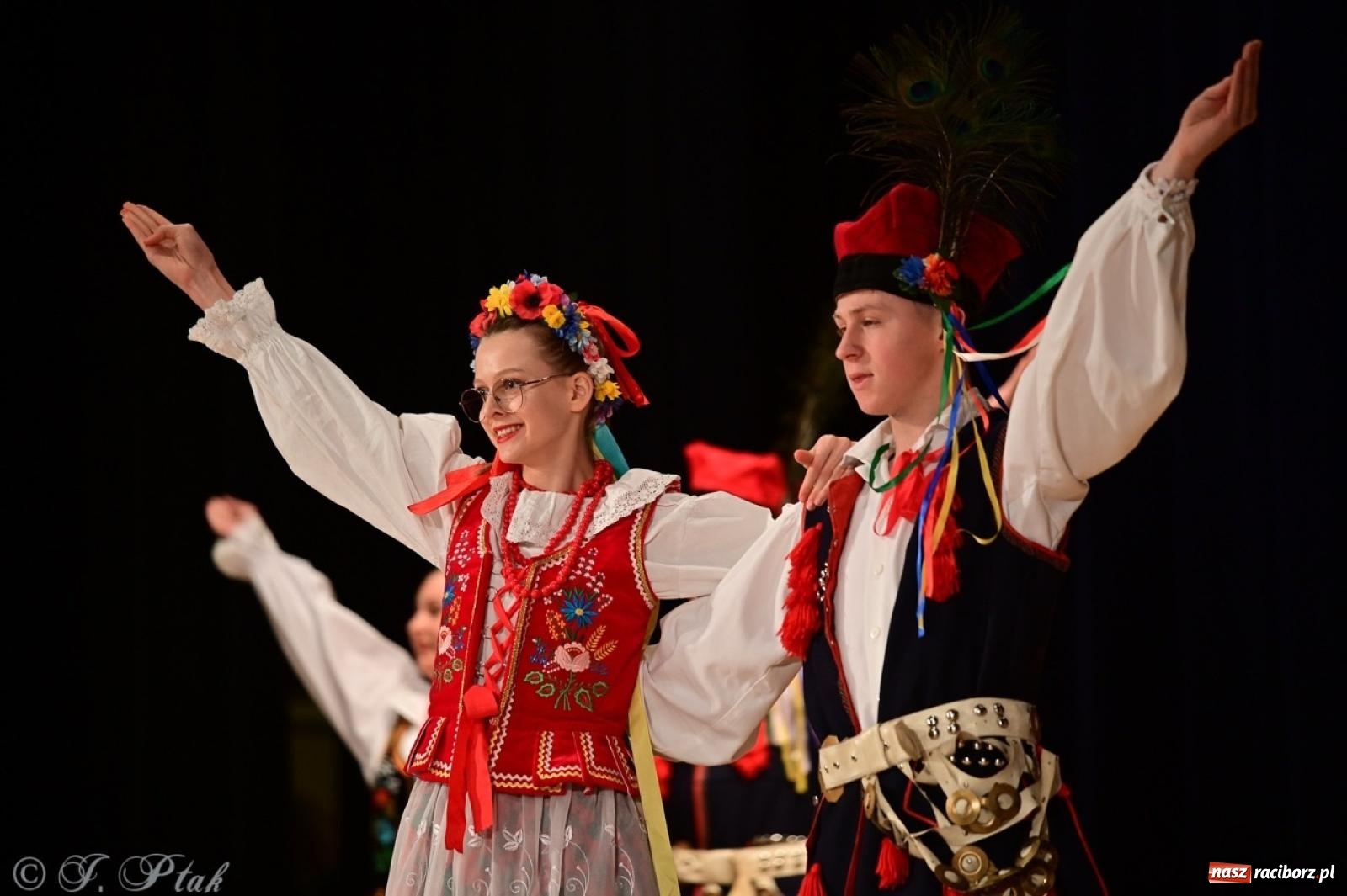 Zdjęcie w galerii na portalu naszraciborz.pl: Koncert charytatywny dla Judytki: taniec, folklor i świąteczne smaki zgromadziły tłumy wiadomości z regionu