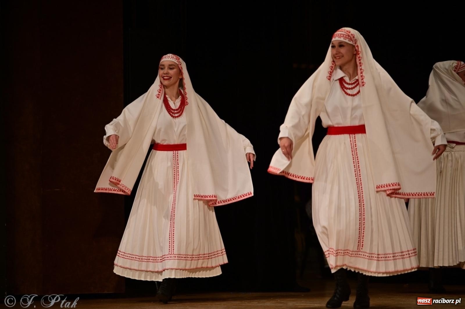 Zdjęcie w galerii na portalu naszraciborz.pl: Koncert charytatywny dla Judytki: taniec, folklor i świąteczne smaki zgromadziły tłumy wiadomości z regionu