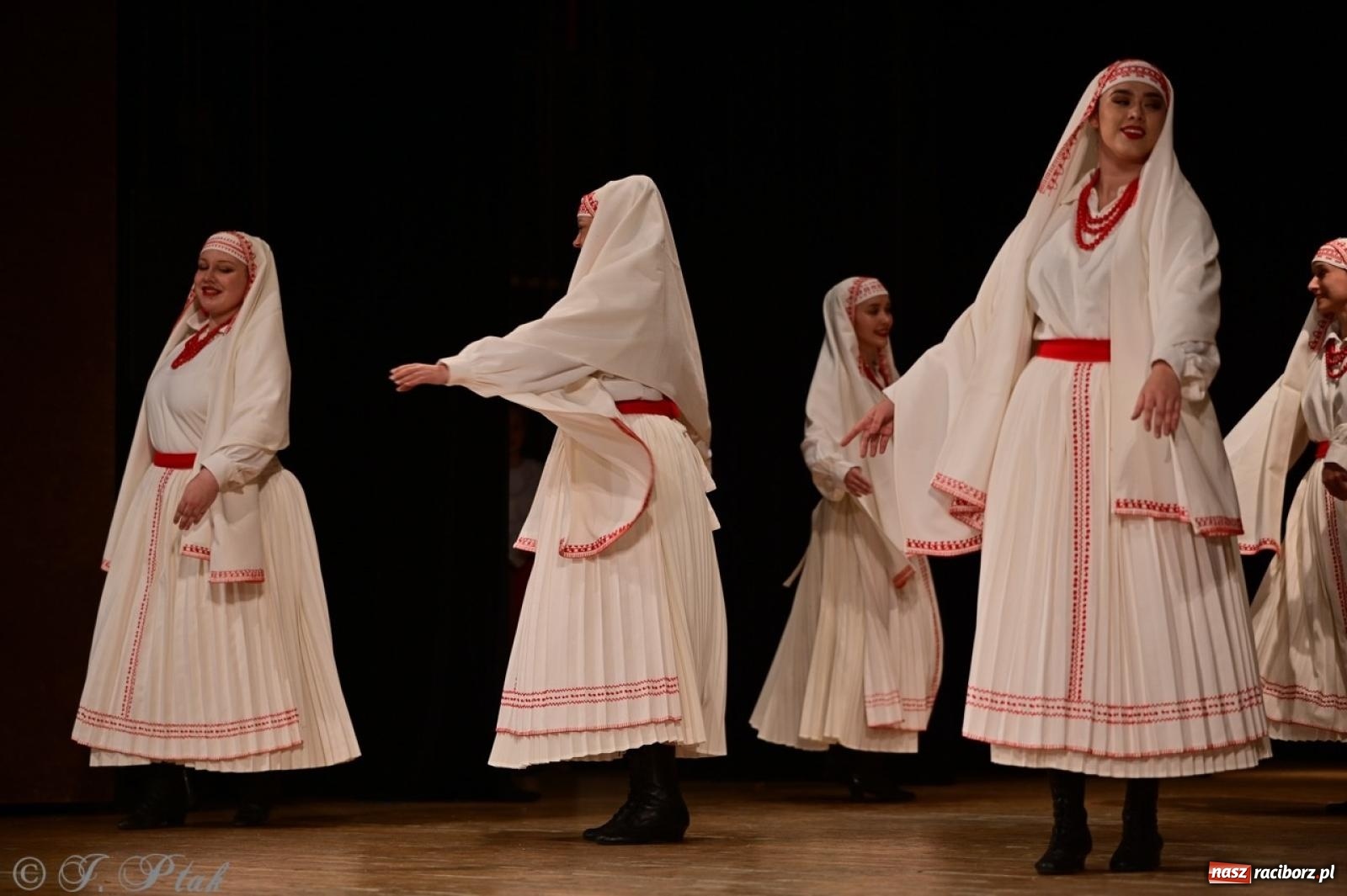 Zdjęcie w galerii na portalu naszraciborz.pl: Koncert charytatywny dla Judytki: taniec, folklor i świąteczne smaki zgromadziły tłumy wiadomości z regionu