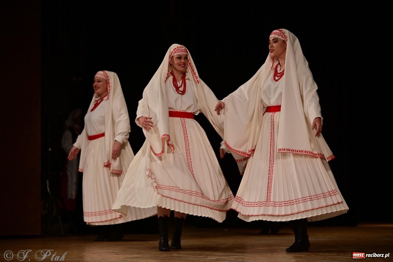 Zdjęcie w galerii na portalu naszraciborz.pl: Koncert charytatywny dla Judytki: taniec, folklor i świąteczne smaki zgromadziły tłumy wiadomości z regionu