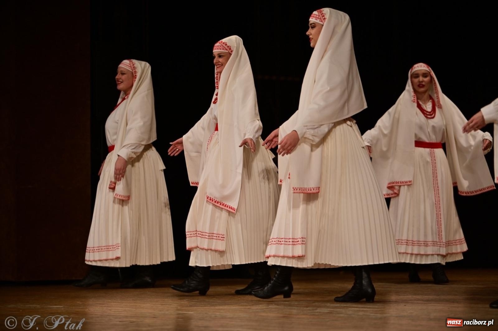 Zdjęcie w galerii na portalu naszraciborz.pl: Koncert charytatywny dla Judytki: taniec, folklor i świąteczne smaki zgromadziły tłumy wiadomości z regionu