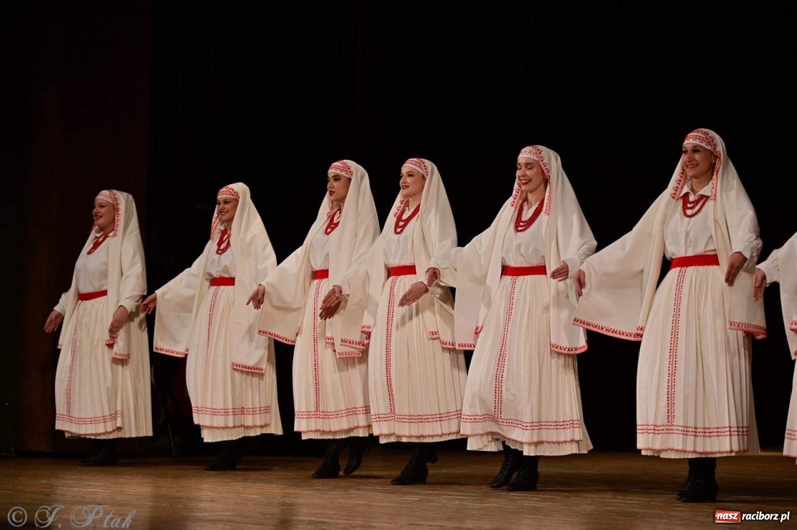 Zdjęcie w galerii na portalu naszraciborz.pl: Koncert charytatywny dla Judytki: taniec, folklor i świąteczne smaki zgromadziły tłumy wiadomości z regionu
